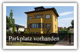 Straßenansicht - Parkplatz am Haus